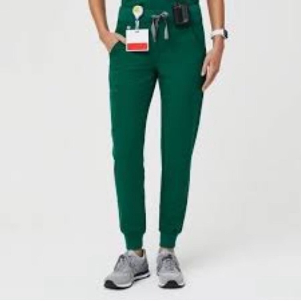 Limited Edition set of Figs Casma  Top and Zamora Jogger pants in Hunter Green - Picture 3 of 13